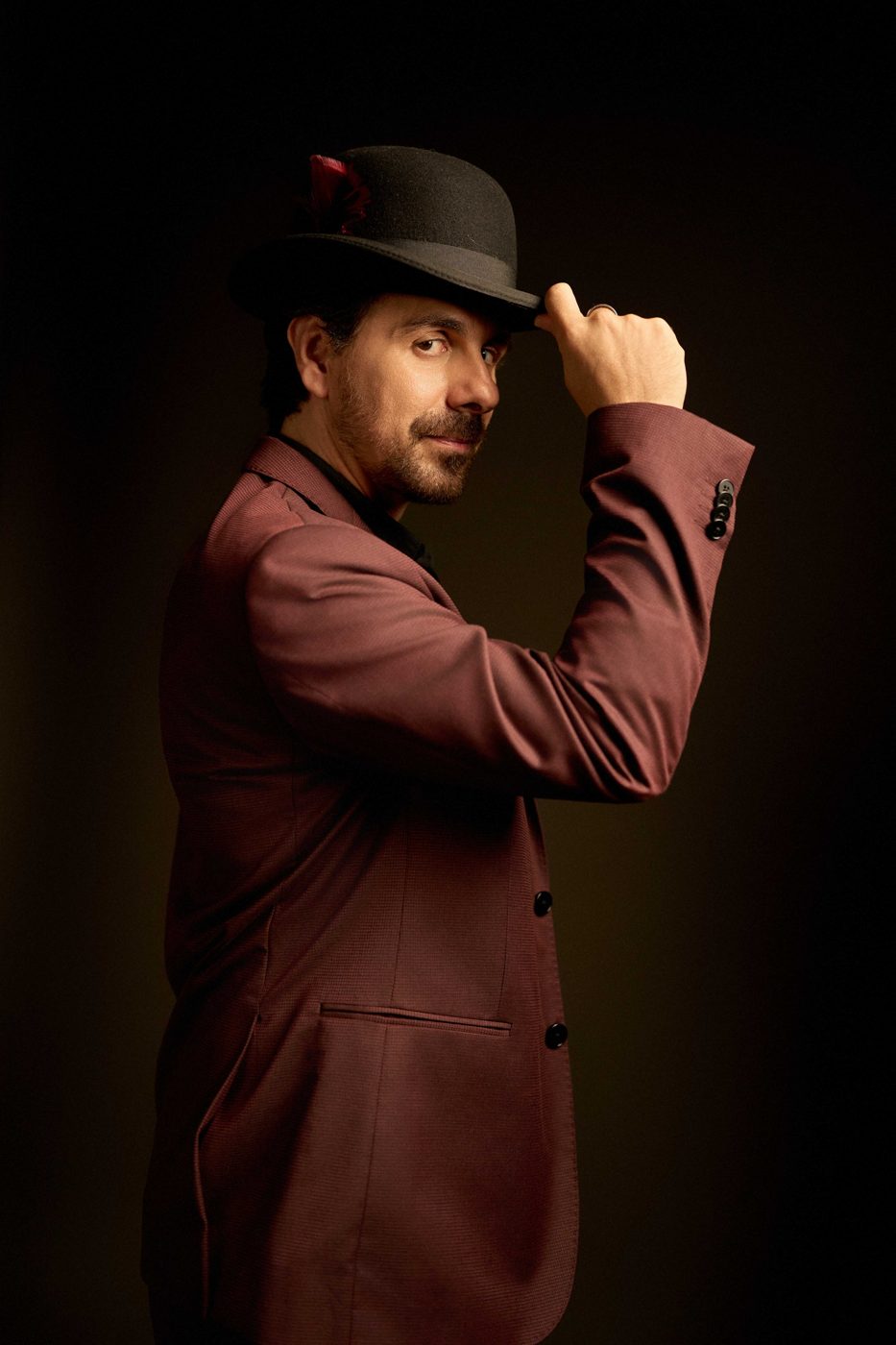 Rui Simas de chapéu, retrato de estúdio