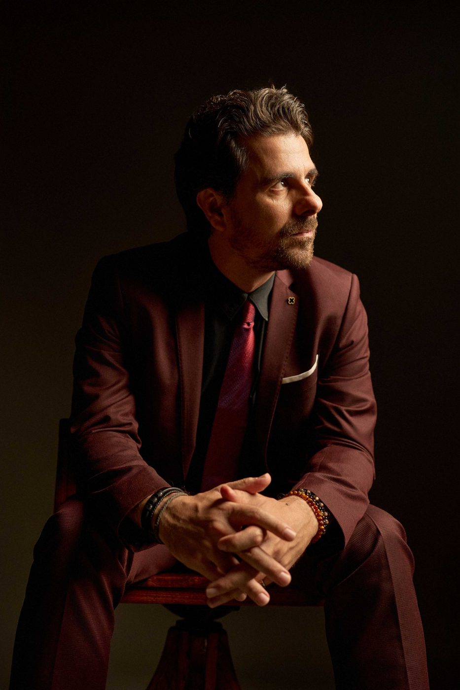 Rui Simas de fato bordeaux, retrato de corpo inteiro